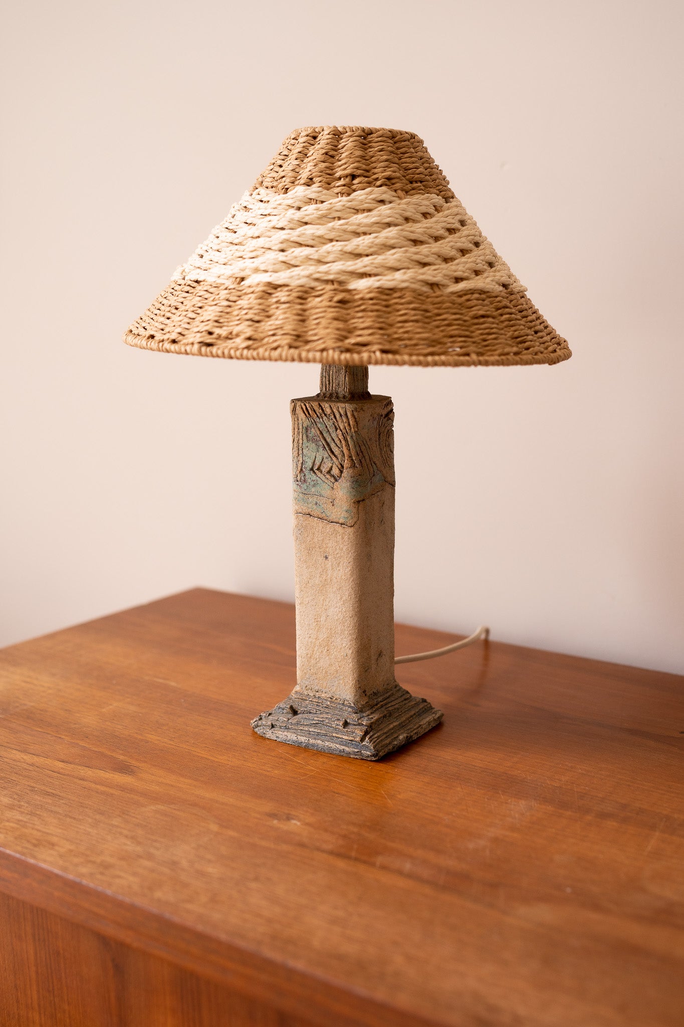 Beige tafellamp met rieten kapje