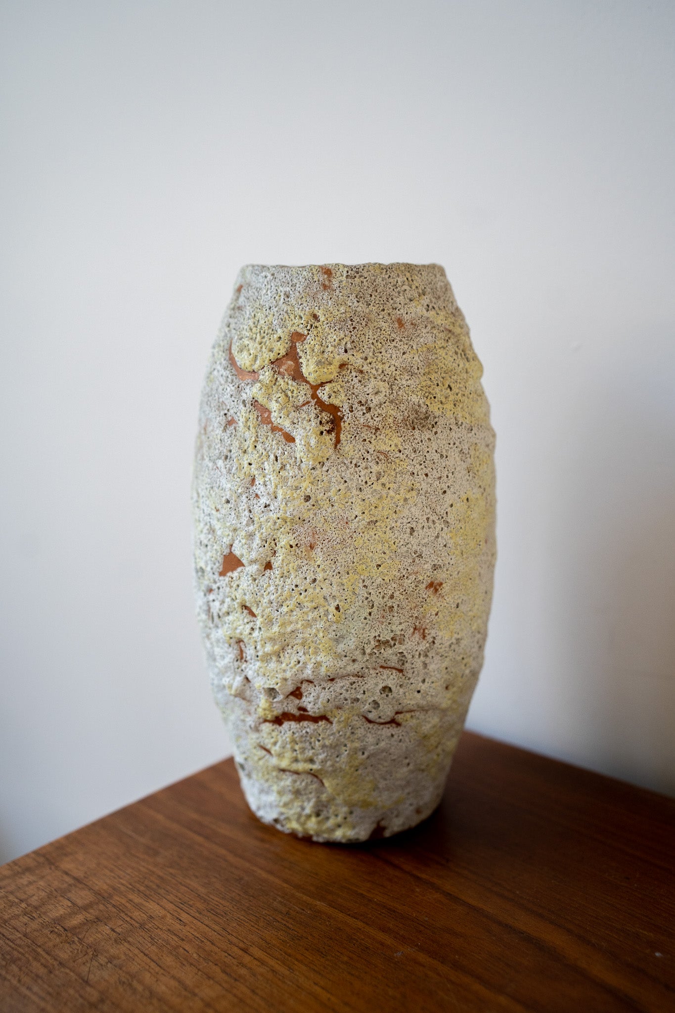 Zachtgele aardewerk vaas