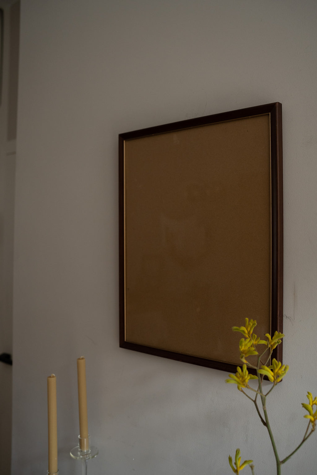 Grote houten lijst met gouden rand