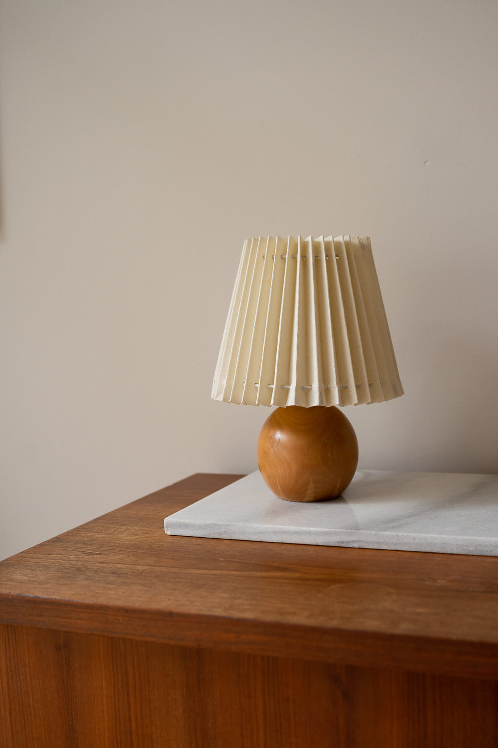 Ronde houten tafellamp & plisse kap