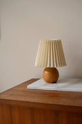 Ronde houten tafellamp & plisse kap
