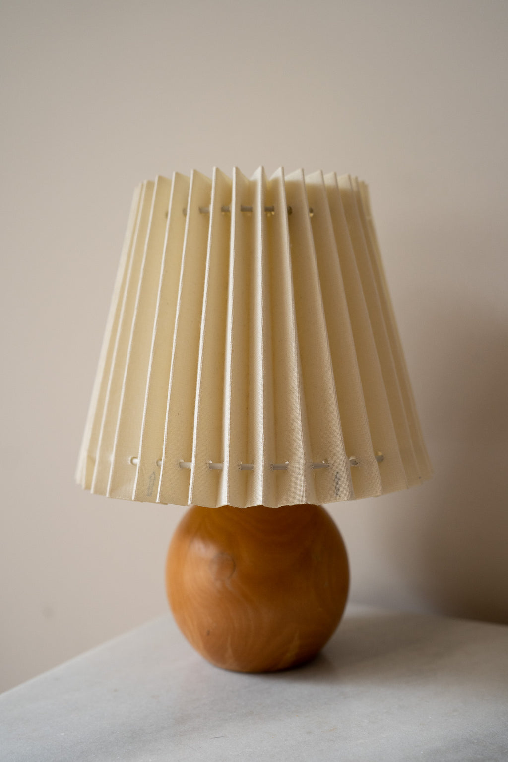 Ronde houten tafellamp & plisse kap