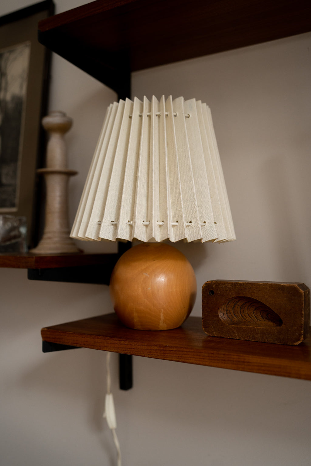 Ronde houten tafellamp & plisse kap