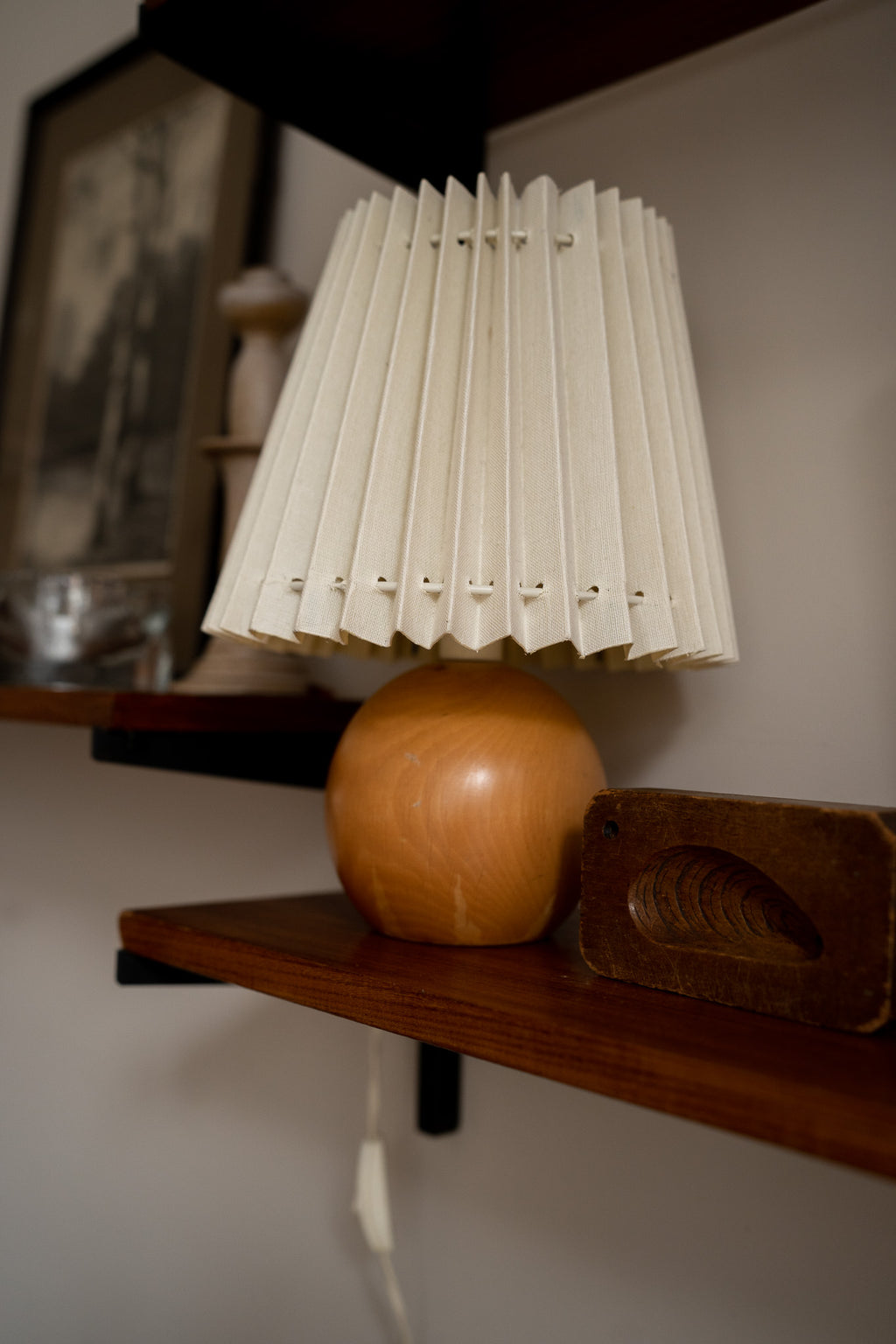Ronde houten tafellamp & plisse kap