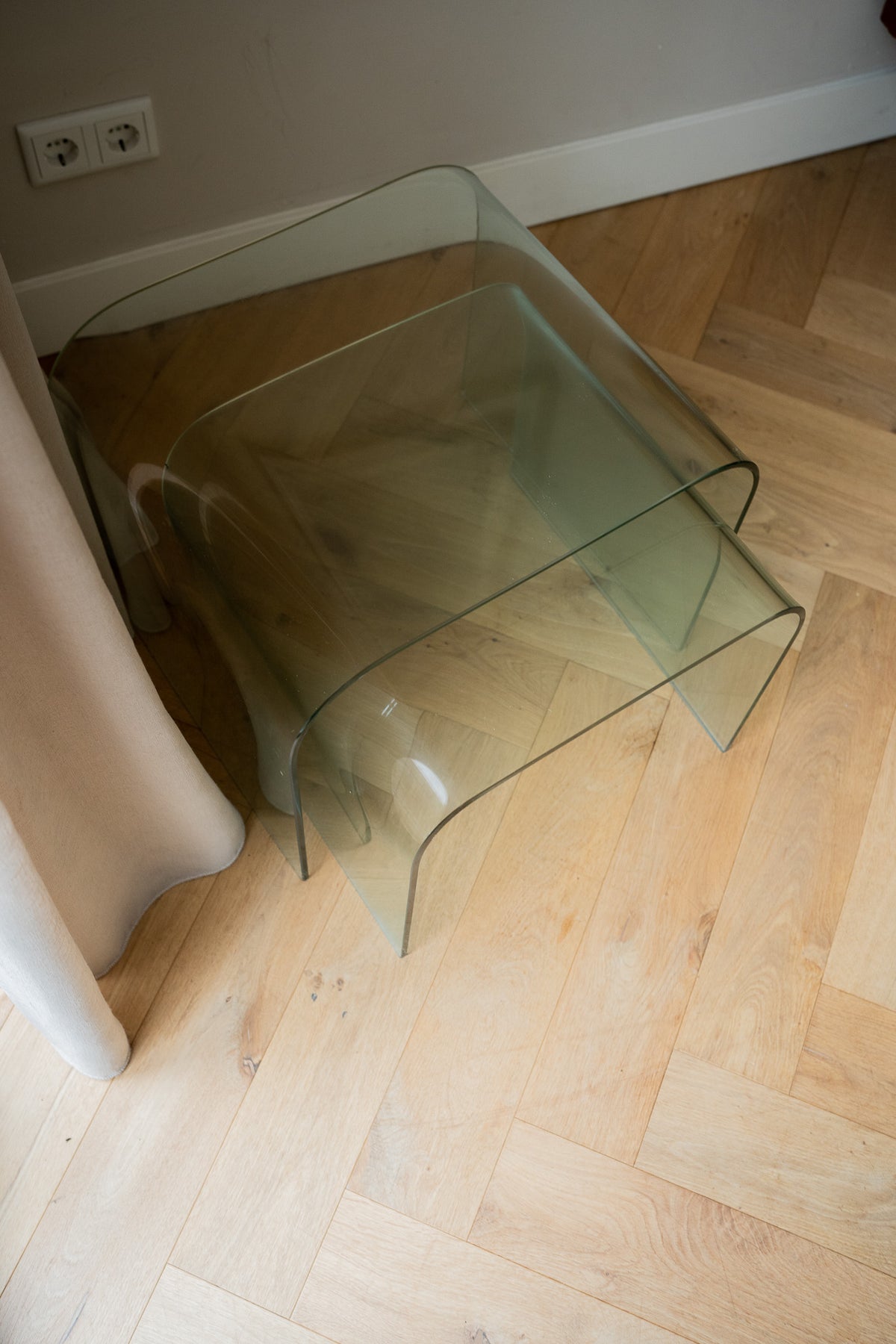 Set van 2 glazen tafels
