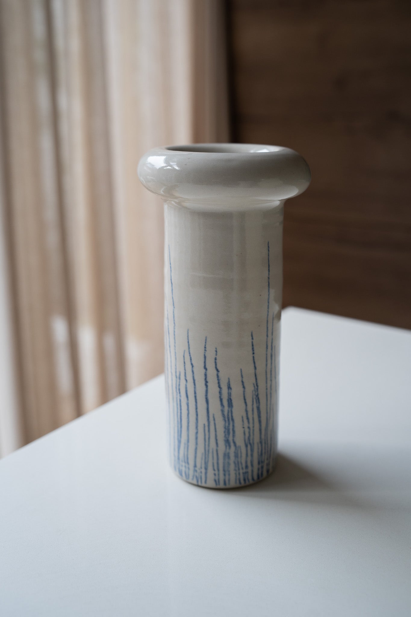 Crèmekleurige vaas met strepen