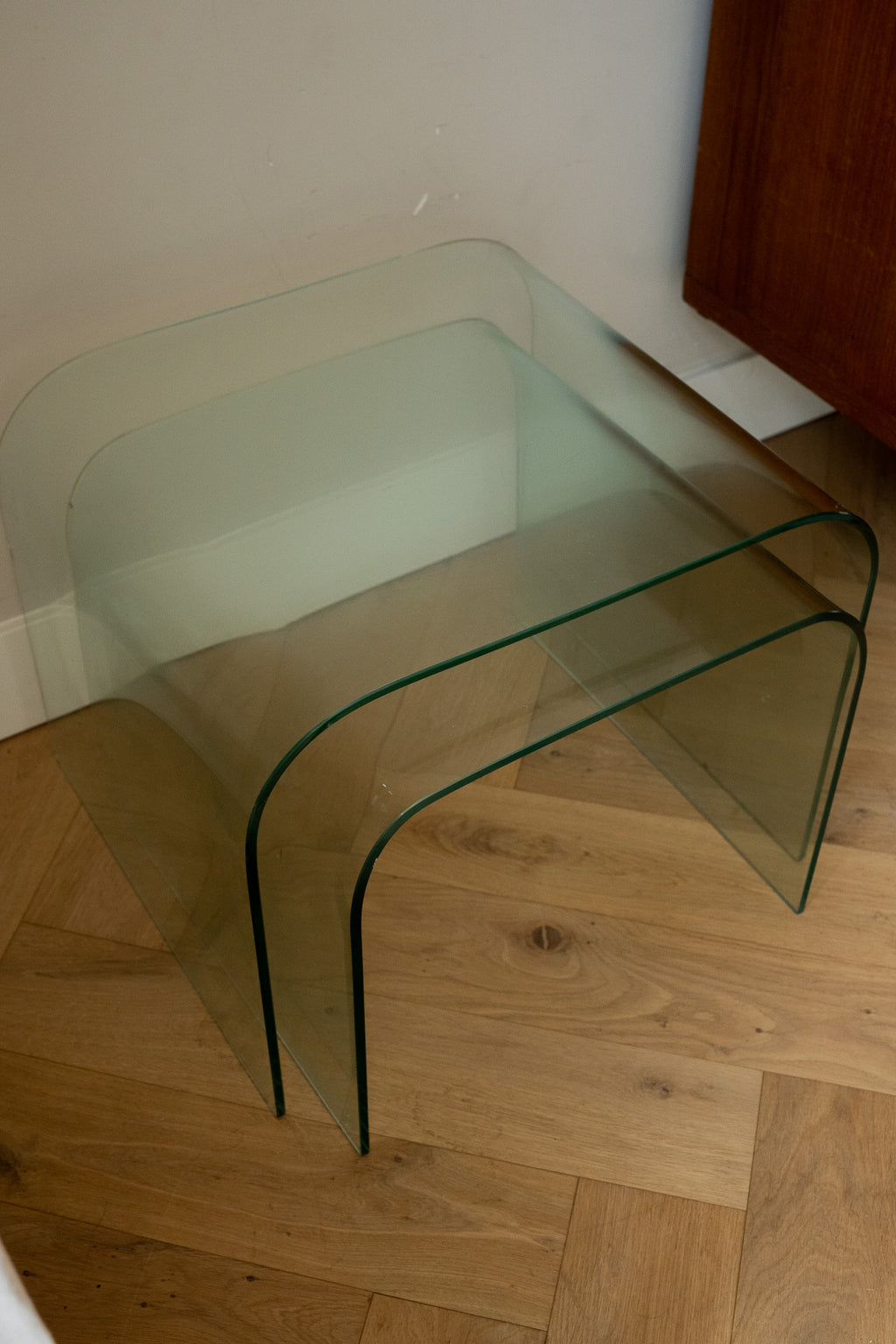 Set van 2 glazen tafels