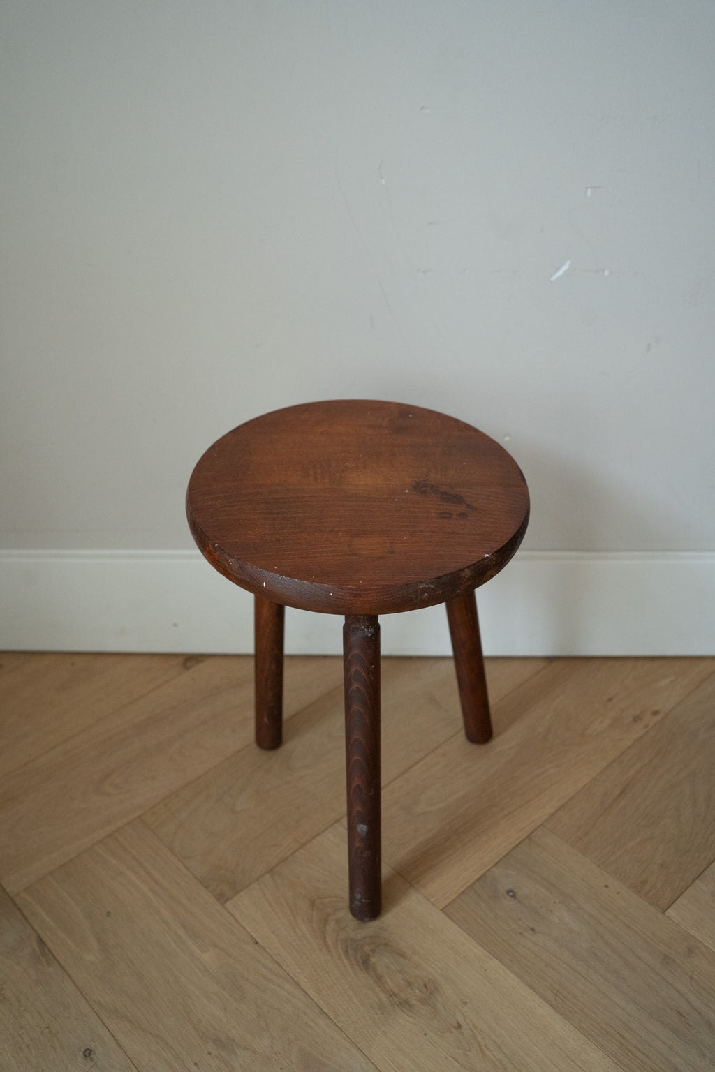 Houten driepoot krukje
