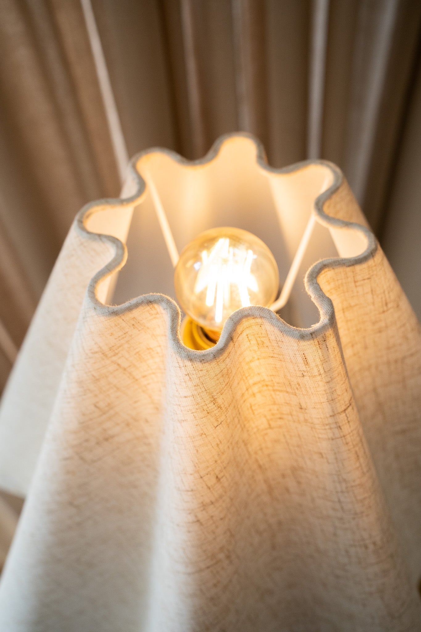 Houten vloerlamp met nieuwe kap
