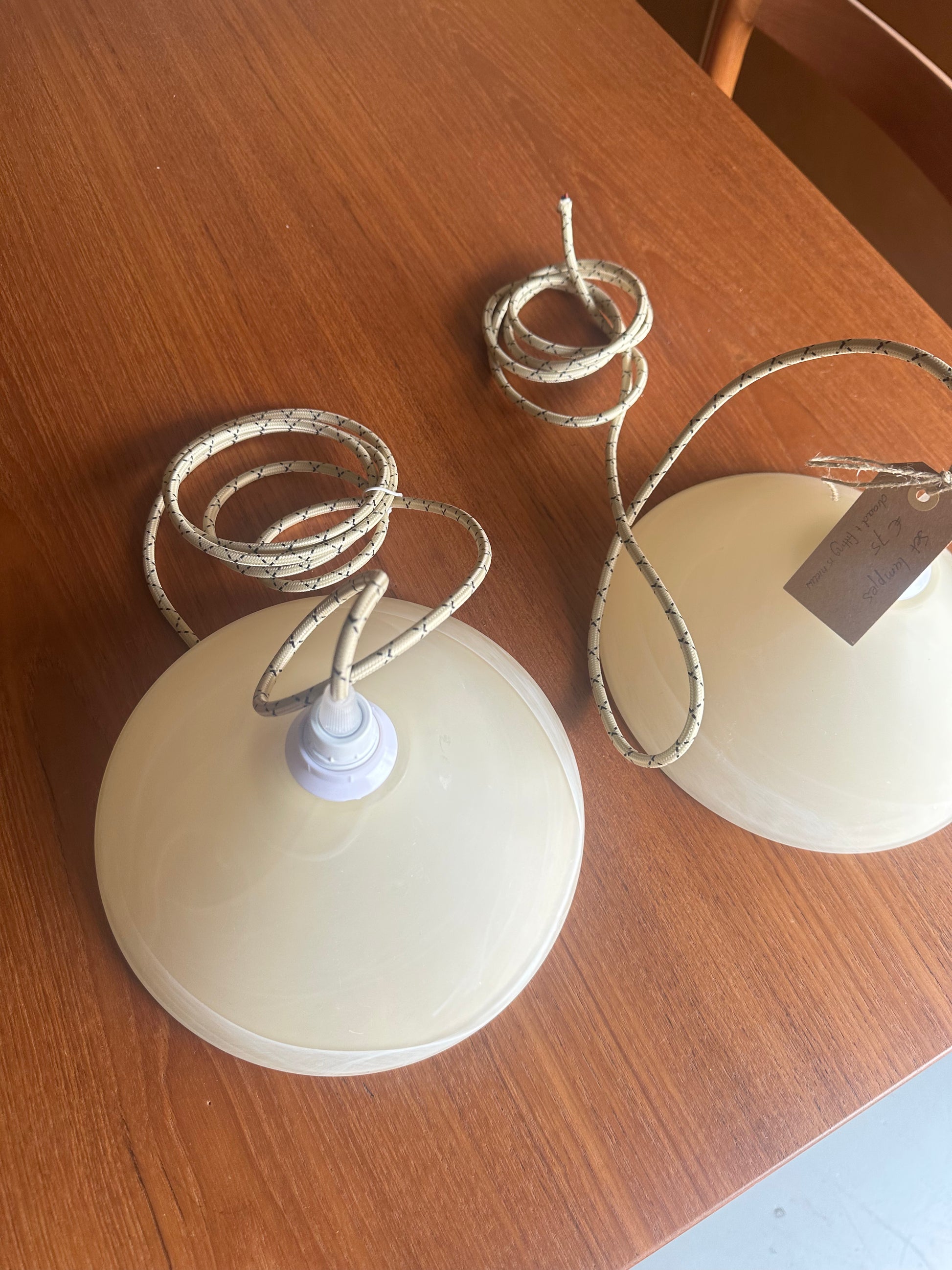 Twee zachtgele hanglampjes