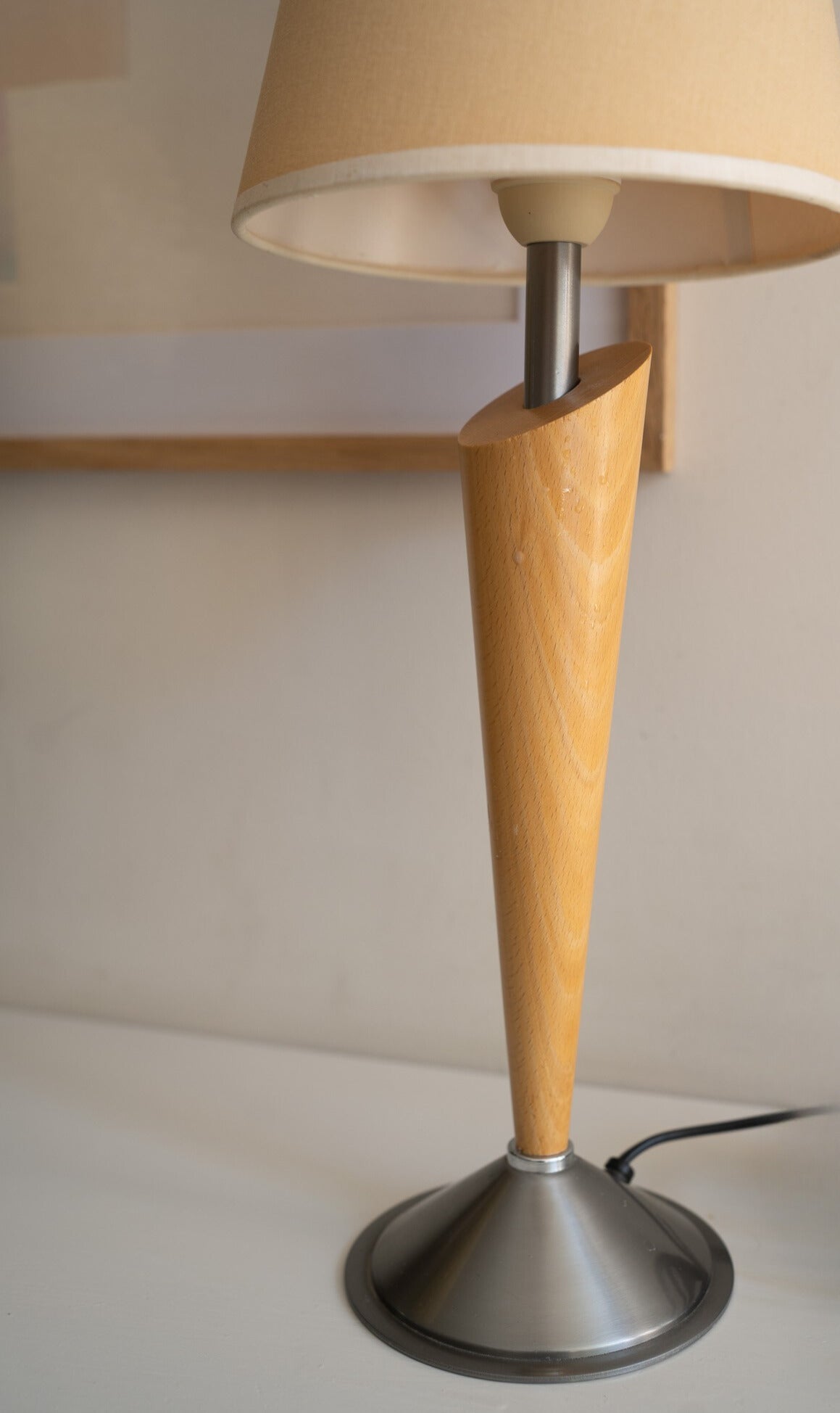 Houten lamp met crèmekleurige kap